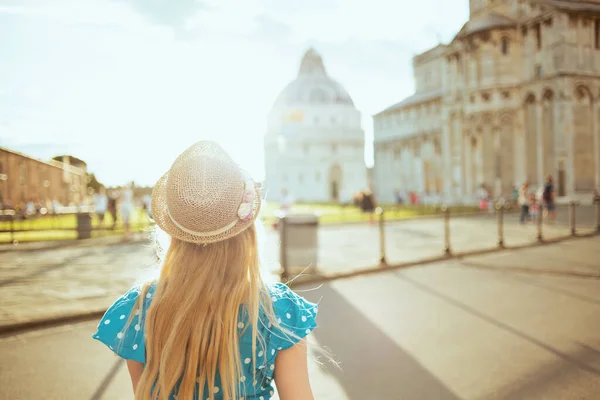 Viděno Zezadu Trendy Dívka Modré Celkově Klobouk Exkurzí Blízkosti Pisa — Stock fotografie