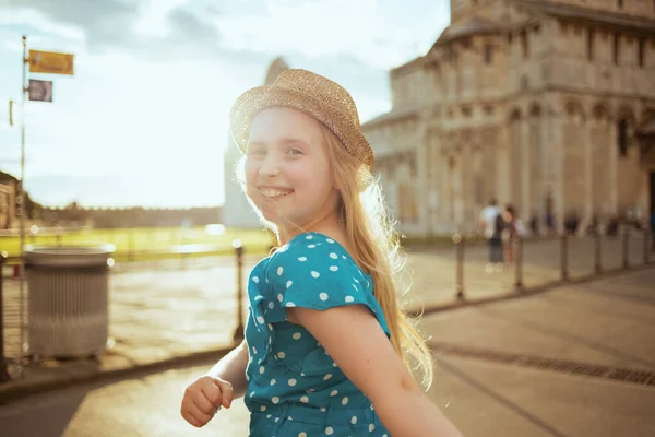 Szczęśliwy Stylowa Dziewczyna Niebieskim Ogólnie Kapelusz Wycieczce Placu Cudów Pizie — Zdjęcie stockowe