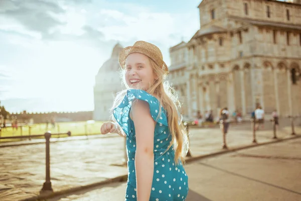 Glimlachend Modern Meisje Blauw Het Algemeen Hoed Verkennen Van Attracties — Stockfoto