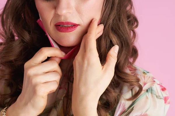 Современная Летняя Женщина Длинными Волнистыми Волосами Брюнетки Розовой Маской Проверяет — стоковое фото