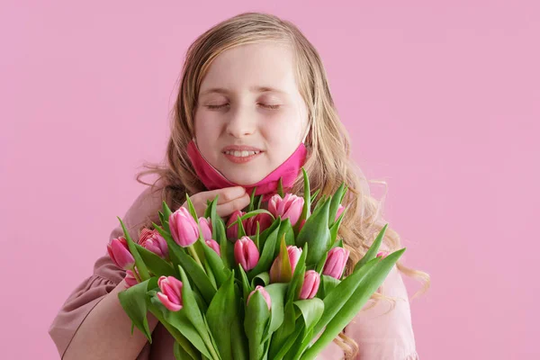 Stijlvol Kind Roze Jurk Met Tulpen Boeket Roze Masker Geïsoleerd — Stockfoto