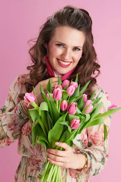 Mulher Moderna Vestido Floral Com Buquê Tulipas Máscara Rosa Isolado — Fotografia de Stock