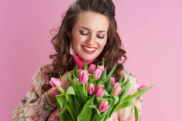Módní Žena Dlouhými Vlnité Brunetky Vlasy Tulipány Kytice Růžová Maska — Stock fotografie