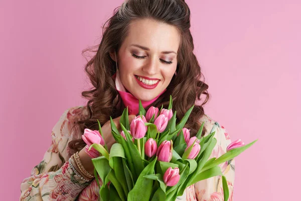 Donna Alla Moda Con Lunghi Capelli Castani Ondulati Con Bouquet — Foto Stock