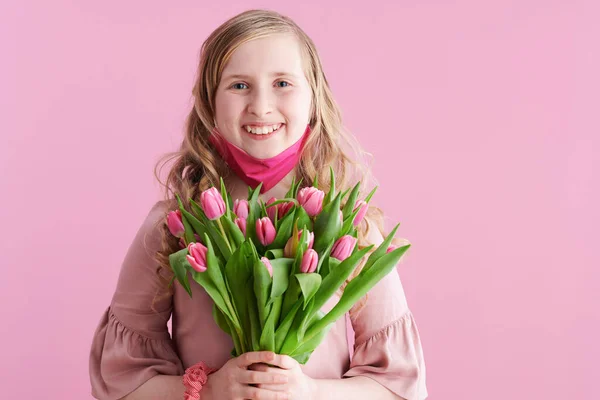 Retrato Chica Moderna Sonriente Vestido Rosa Con Ramo Tulipanes Máscara — Foto de Stock