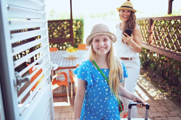 Feliz Moda Madre Hija Turistas Sombreros Con Bolsas Carro Teléfono — Foto de Stock