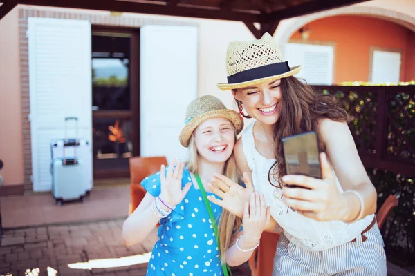 Sonriente Madre Moderna Niños Turistas Sombreros Con Bolsas Ruedas Utilizando —  Fotos de Stock