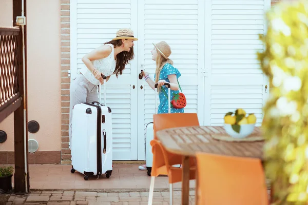 Portrait Pleine Longueur Mère Heureuse Élégante Les Enfants Voyageurs Dans — Photo