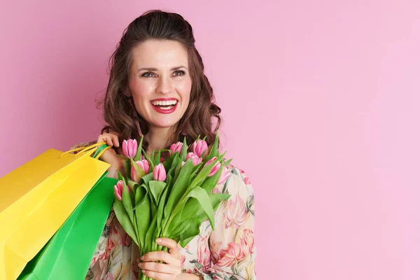 Gelukkig Stijlvol Vrouwtje Met Lange Golvende Brunette Haar Met Tulpen — Stockfoto