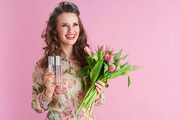 Sorridente Femminile Moderna Abito Floreale Con Bouquet Tulipani Bicchiere Acqua — Foto Stock