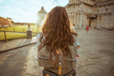 Sırt çantalı, çiçek desenli bir kadın Cattedrale di Pisa yakınlarında yürüyüş yaparken görülmüş..