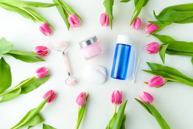 Masaj aleti, laleler ve masasında yüz kremi ile yatıyordu..