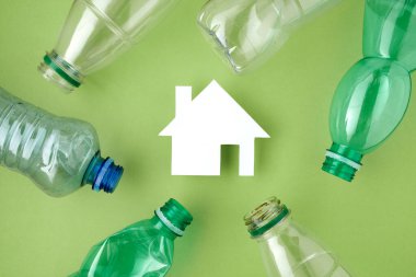 Plastik şişelerle yatıyordu, yeşil evde izole edilmişti..