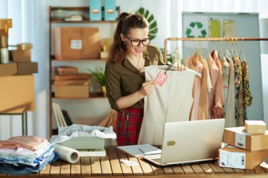 Ofisteki küçük işletme sahibi bayanın dizüstü bilgisayarında görüntülü arama var..