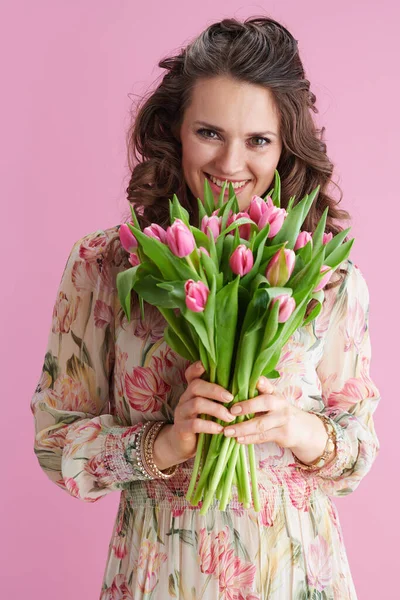 Glimlachende Jonge Vrouw Bloemenjurk Met Tulpen Boeket Geïsoleerd Roze Achtergrond — Stockfoto