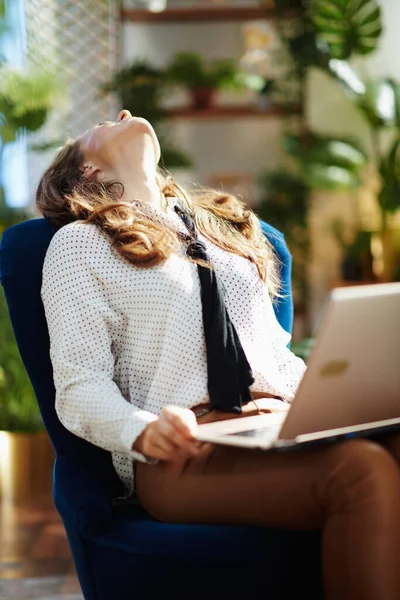 Green Home Gros Plan Sur Femme Stressée Avec Longs Cheveux — Photo