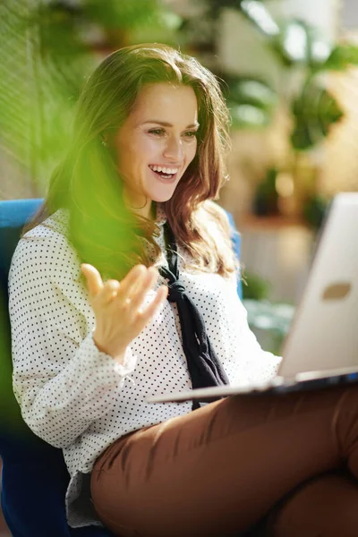 Green Home Happy Trendy Years Old Woman Long Wavy Hair — Stock Photo, Image