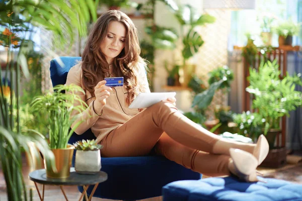 Groen Huis Pensive Moderne Vrouw Met Lang Golvend Haar Met — Stockfoto