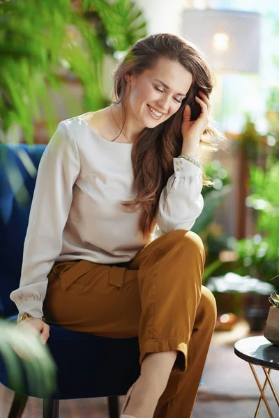 Grüne Heimat Lächelnde Stilvolle Frau Mit Langen Welligen Haaren Modernen — Stockfoto