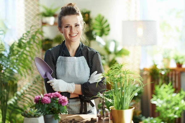 Grüne Heimat Porträt Einer Glücklichen Jährigen Hausfrau Weißen Gummihandschuhen Mit — Stockfoto