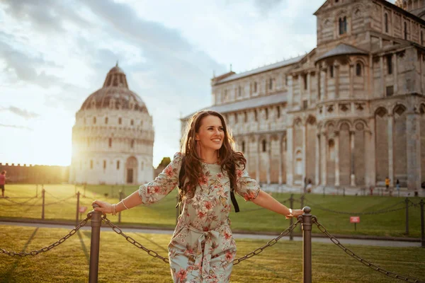 Felice Viaggiatore Solo Donna Alla Moda Abito Floreale Avendo Tour — Foto Stock