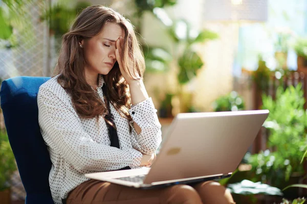 Green Home Stressed Trendy Housewife Long Wavy Hair Laptop Modern — Stock Photo, Image