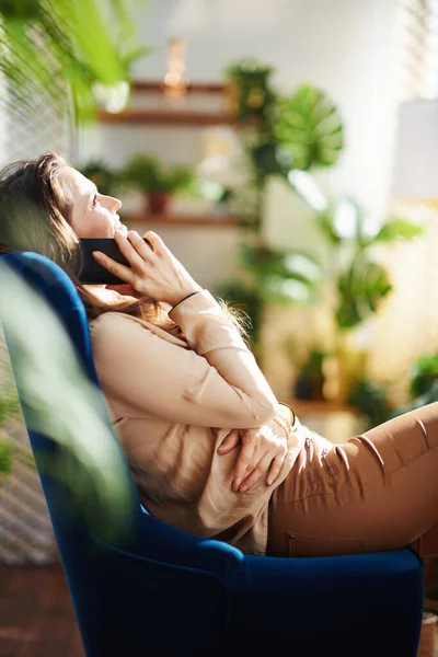 Grüne Heimat Moderne Hausfrau Mit Langen Welligen Haaren Modernen Zuhause — Stockfoto