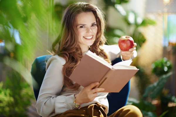 Green Home Happy Trendy Middle Aged Housewife Long Wavy Hair — Stock Photo, Image