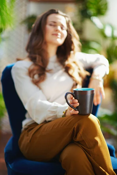 Green Home Primer Plano Mujer Relajada Con Pelo Ondulado Largo — Foto de Stock