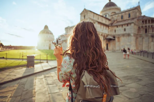 在杜莫迪比萨附近 从身穿花衣 头戴复古相机 背着背包的年轻单身女游客身后看到的景象 — 图库照片