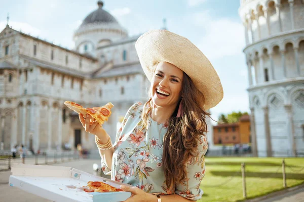 Mulher Moderna Feliz Vestido Floral Com Pizza Chapéu Perto Duomo — Fotografia de Stock