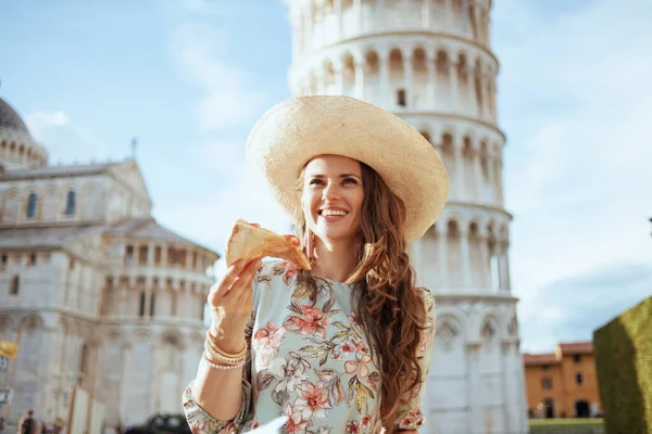 Donna Viaggiatrice Elegante Sorridente Abito Floreale Con Pizza Cappello Piazza — Foto Stock