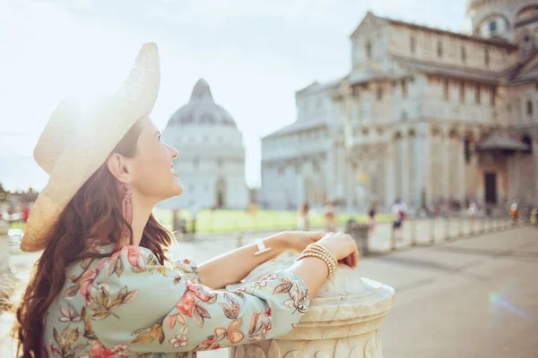 Rilassato Viaggiatore Alla Moda Donna Abito Floreale Con Cappello Esplorare — Foto Stock