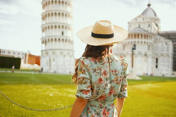 Visto Dietro Viaggiatore Donna Abito Floreale Con Cappello Visite Turistiche — Foto Stock