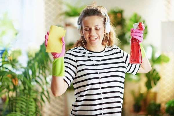 Sorrindo Moderna Dona Casa Camisa Listrada Com Fones Ouvido Suprimentos — Fotografia de Stock