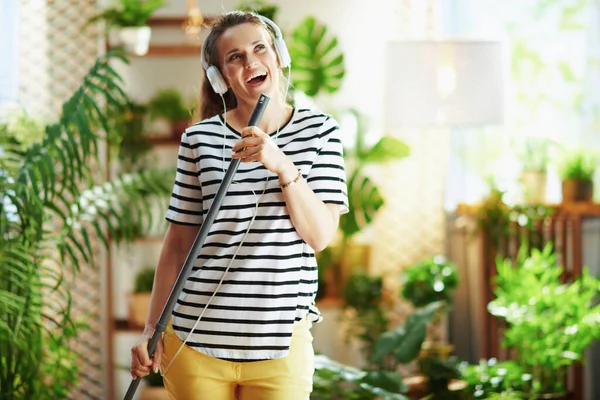 Glimlachende Moderne Vrouw Gestreept Shirt Met Dweil Koptelefoon Behuizen Modern — Stockfoto