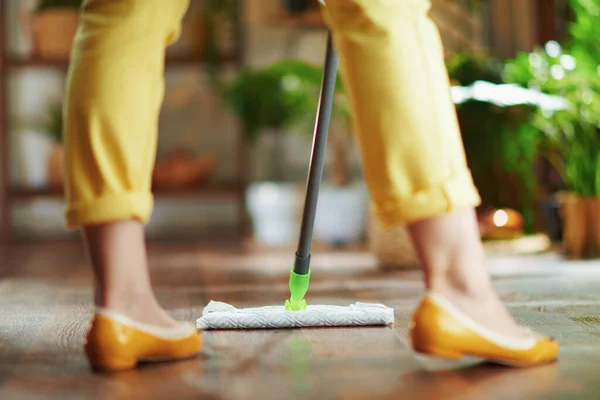 Närbild Kvinna Med Mopp Gör Hushållsarbete Hemma Solig Dag — Stockfoto