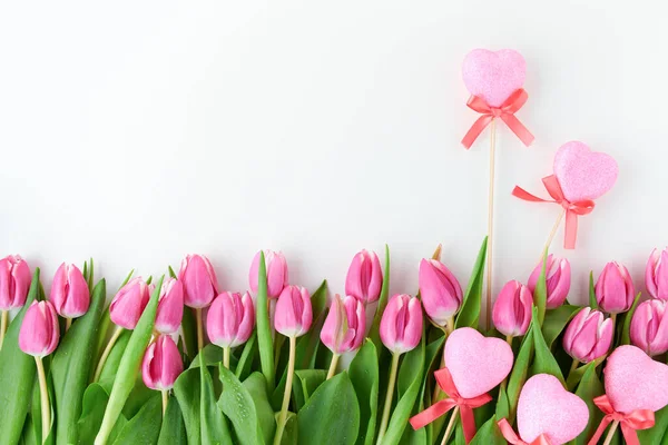 Printemps Plat Étendu Avec Des Tulipes Des Coeurs Saint Valentin — Photo