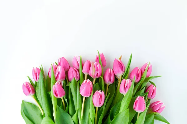 Printemps Plat Posé Avec Des Tulipes Isolées Sur Fond Blanc — Photo