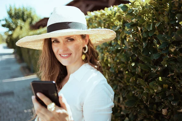 Retrato Mulher Elegante Sorridente Camisa Branca Com Chapéu Usando Aplicativos — Fotografia de Stock