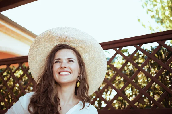 Mulher Moderna Feliz Camisa Branca Com Chapéu Pátio Hotel Casa — Fotografia de Stock