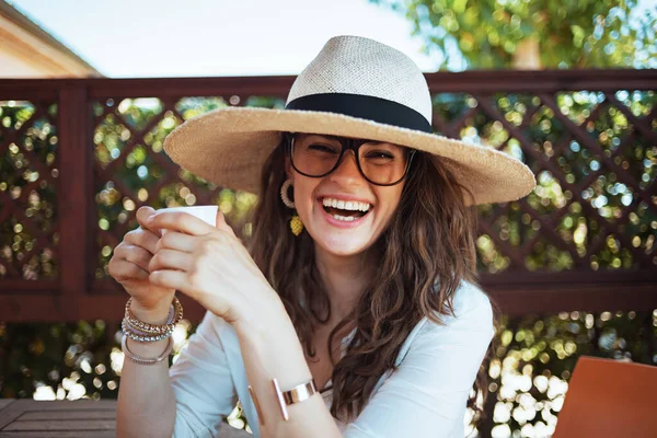 Portrait Happy Trendy Years Old Woman White Shirt Hat Eyeglasses — Stock Photo, Image