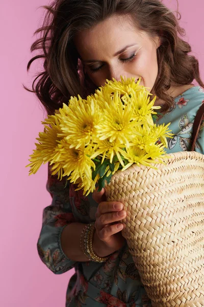 Glimlachende Vrouw Van Middelbare Leeftijd Bloemenjurk Met Gele Chrysanten Bloemen — Stockfoto
