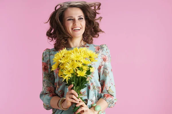 Feliz Mujer Moderna Años Vestido Floral Con Flores Crisantemos Amarillos — Foto de Stock