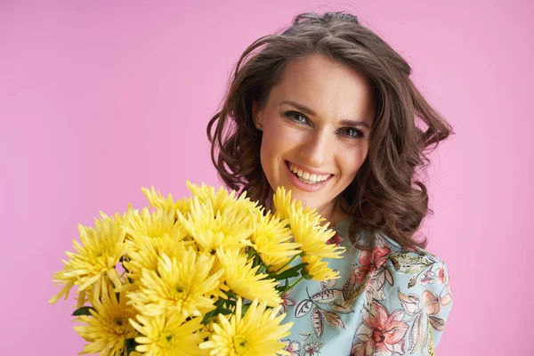 Retrato Mulher Elegante Feliz Vestido Floral Com Flores Amarelas Crisântemos — Fotografia de Stock