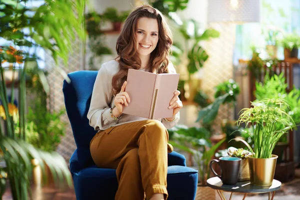 Green Home Happy Years Old Housewife Long Wavy Hair Book — Stock Photo, Image