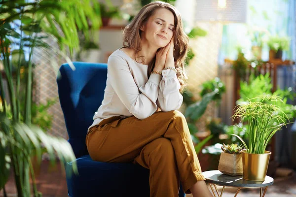 Grönt Hem Avslappnad Trendig Hemmafru Med Långt Vågigt Hår Modernt — Stockfoto