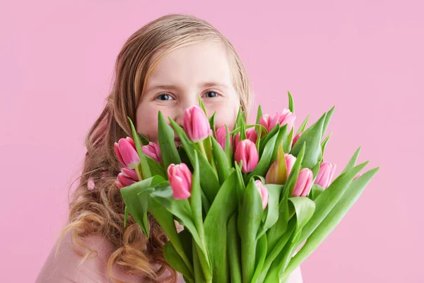 Сучасна Дитина Довгим Хвилястим Світлим Волоссям Букетом Тюльпанів Ізольовані Рожевому — стокове фото
