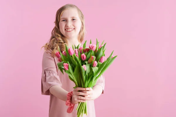 Criança Elegante Feliz Vestido Rosa Com Buquê Tulipas Contra Fundo — Fotografia de Stock