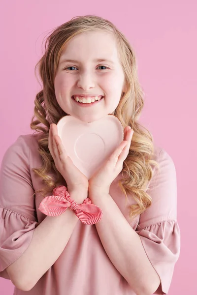 快乐的现代孩子 穿着粉色衣服 心形茶托 背景粉色孤立 — 图库照片
